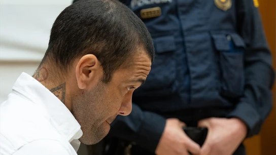 El exfutbolista Dani Alves durante un juicio en la Audiencia de Barcelona, a 5 de febrero de 2024, en Barcelona, Catalunya (España). El exfutbolista Dani Alves durante un juicio en la Audiencia de Barcelona, a 5 de febrero de 2024, en Barcelona, Catalunya (España).