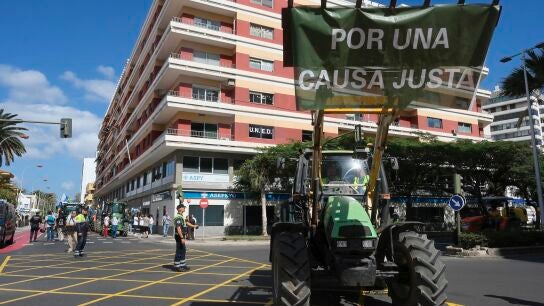 M&aacute;s de 80 de tractores han recorrido el centro de Las Palmas de Gran Canaria este mi&eacute;rcoles, en la primera jornada de protestas del campo en Canarias por la situaci&oacute;n del sector. 