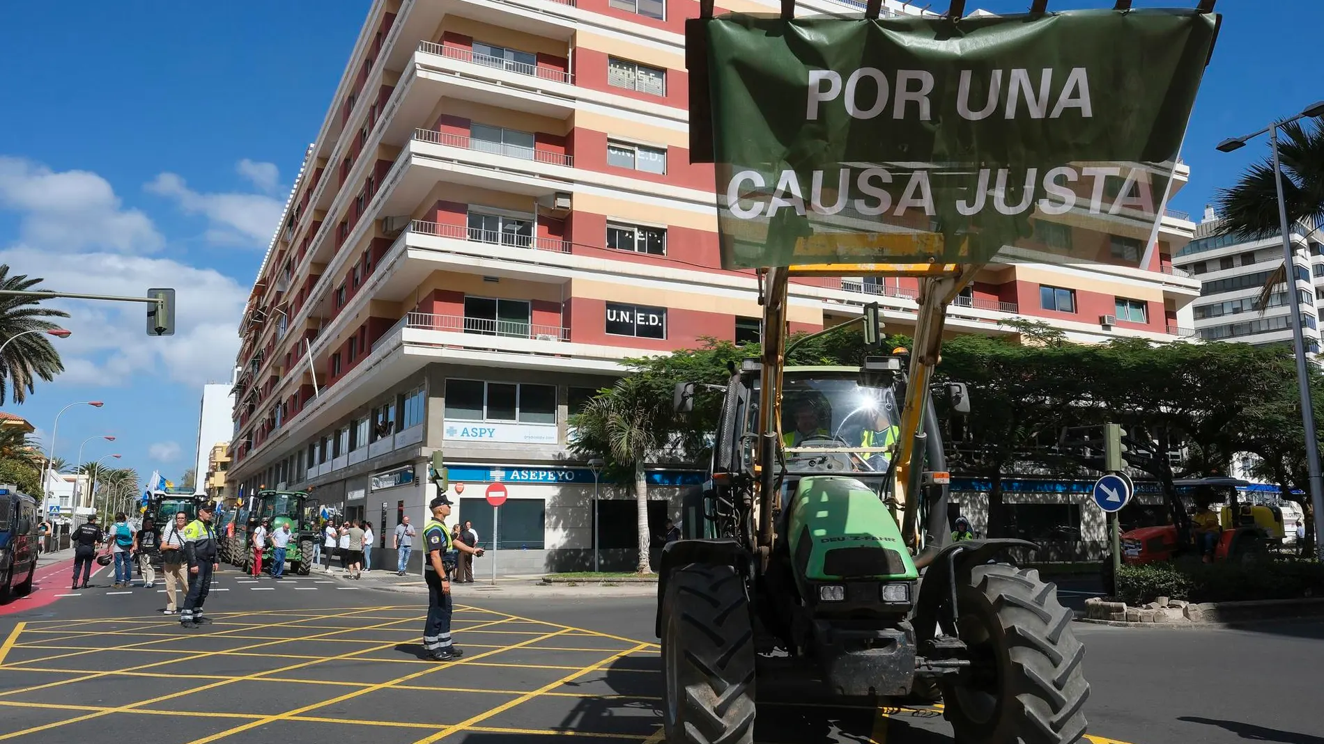 Más de 80 de tractores han recorrido el centro de Las Palmas de Gran Canaria este miércoles, en la primera jornada de protestas del campo en Canarias por la situación del sector. 