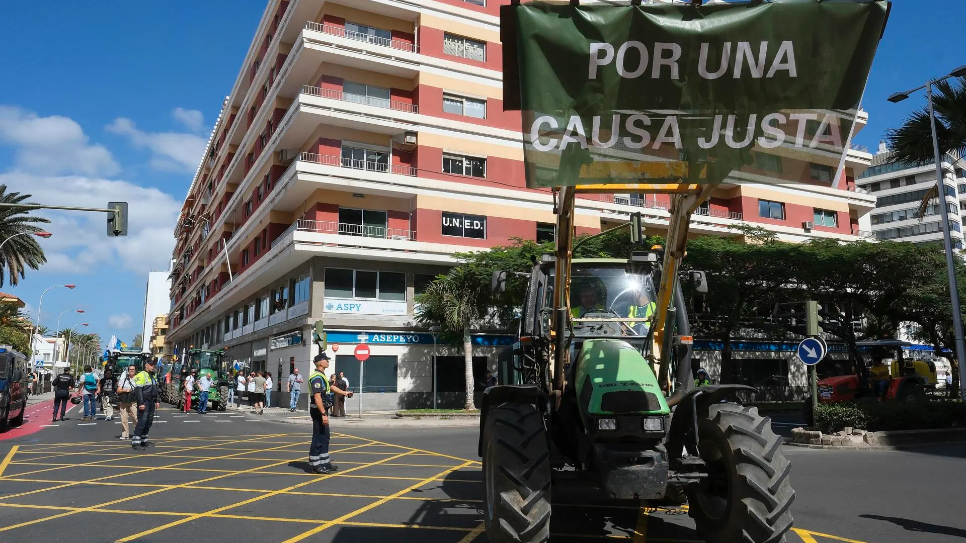 Más de 80 de tractores han recorrido el centro de Las Palmas de Gran Canaria este miércoles, en la primera jornada de protestas del campo en Canarias por la situación del sector. 