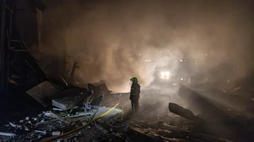 Un bombero, en el lugar de un ataque con misiles rusos en Kramatorsk, Ucrania, el 20 de febrero de 2024.