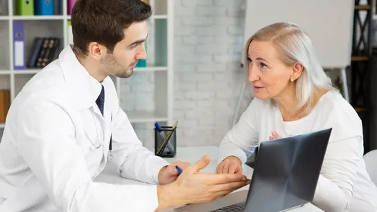 Un médico con su paciente preguntando y resolviendo dudas. Un médico con su paciente preguntando y resolviendo dudas.