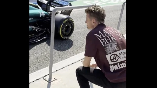 Hulkenberg 'espiando' el Aston Martin