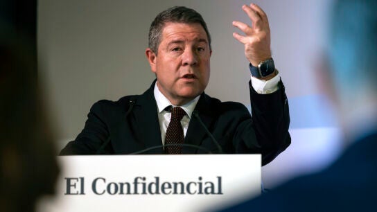 Emiliano Garc&iacute;a-Page, durante su intervenci&oacute;n en el foro de 'El Confidencial'