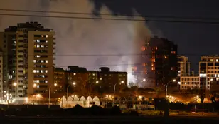 Vista del incendio declarado un edificio de viviendas de Valencia 