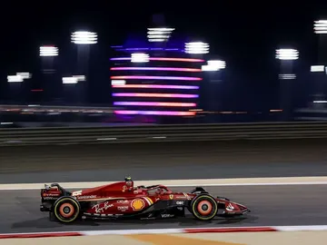 Carlos Sainz saca brillo en la noche de Bahréin al Ferrari SF-24 Carlos Sainz saca brillo en la noche de Bahréin al Ferrari SF-24