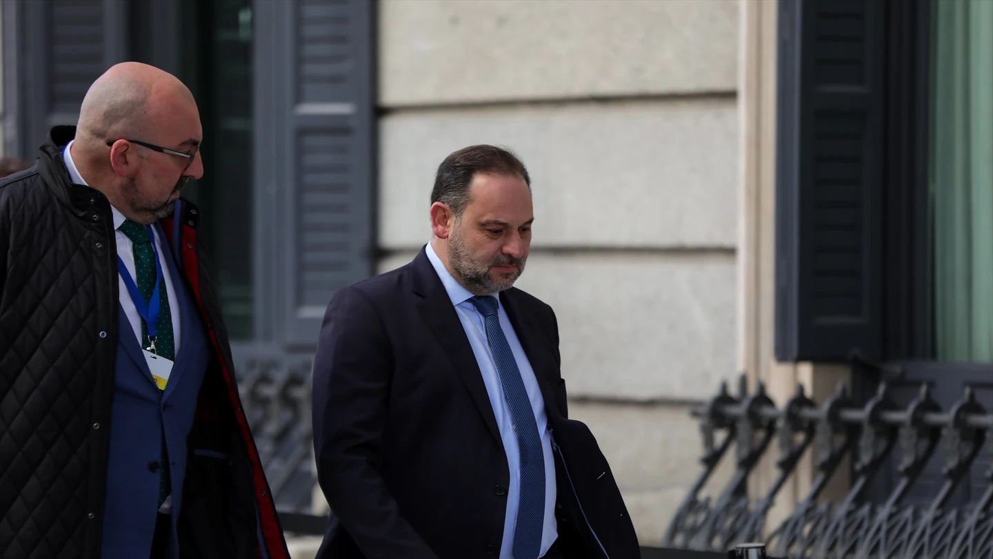 El ministro de Fomento en funciones, José Luis Ábalos (dech), y Koldo García Izaguirre (izq), a su llegada al Congreso en 2020. El ministro de Fomento en funciones, José Luis Ábalos (dech), y Koldo García Izaguirre (izq), a su llegada al Congreso en 2020.