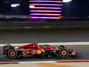 Carlos Sainz saca brillo en la noche de Bahréin al Ferrari SF-24 Carlos Sainz saca brillo en la noche de Bahréin al Ferrari SF-24