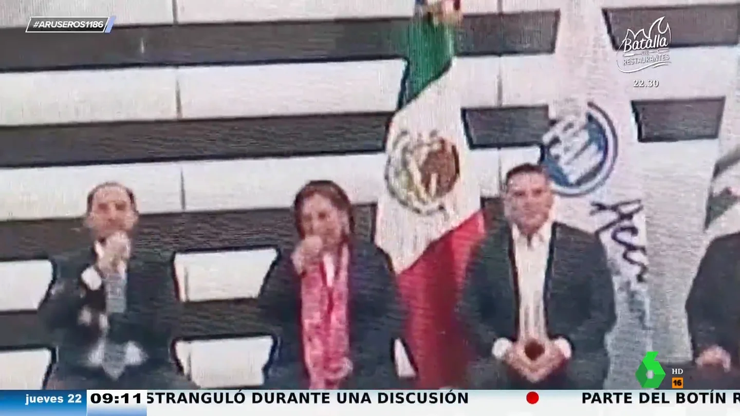 La principal rival de López Obrador en México pega un chicle bajo el asiento en pleno acto público y desata la polémica en México La principal rival de López Obrador en México pega un chicle bajo el asiento en pleno acto público y desata la polémica en México