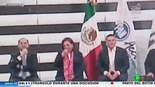 La principal rival de López Obrador en México pega un chicle bajo el asiento en pleno acto público y desata la polémica en México