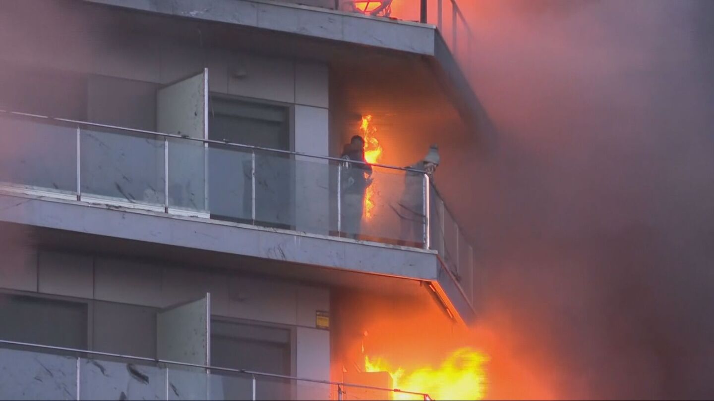 Imagen del padre y su hija atrapados en el edificio de Valencia