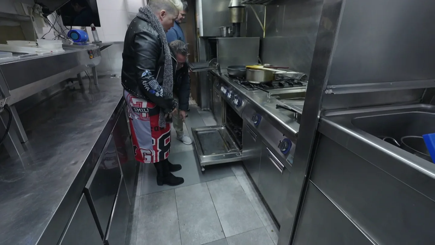 Marcas de tabaco, restos de comida en el techo... la cocina de La Ternasca deja atónitos a los hosteleros de Zaragoza Marcas de tabaco, restos de comida en el techo... la cocina de La Ternasca deja atónitos a los hosteleros de Zaragoza