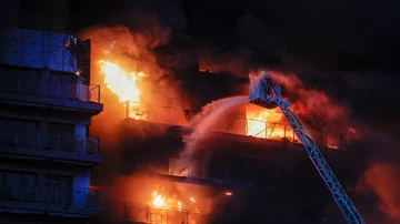 Bomberos trabajan en el incendio en un quinto piso de un edificio de viviendas de València