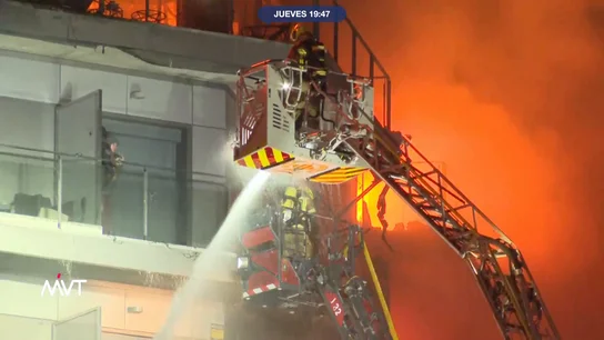El angustioso rescate de dos personas atrapadas en el incendio en Valencia El angustioso rescate de dos personas atrapadas en el incendio en Valencia