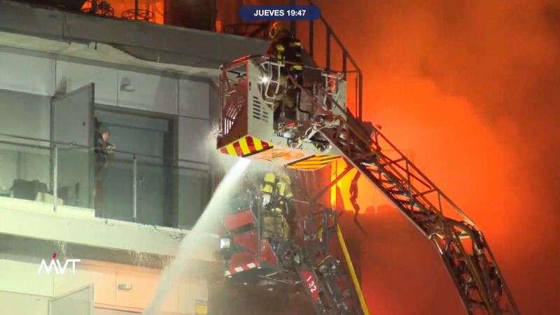 El angustioso rescate de dos personas atrapadas en el incendio en Valencia