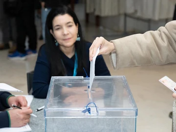 Foto de archivo de una persona ejerce su derecho a voto. Foto de archivo de una persona ejerce su derecho a voto.
