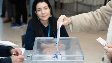 Foto de archivo de una persona ejerce su derecho a voto.
