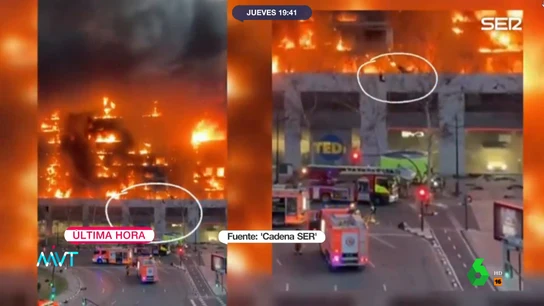 Una persona salta de un primer piso a una colchoneta para escapar de las llamas Una persona salta de un primer piso a una colchoneta para escapar de las llamas