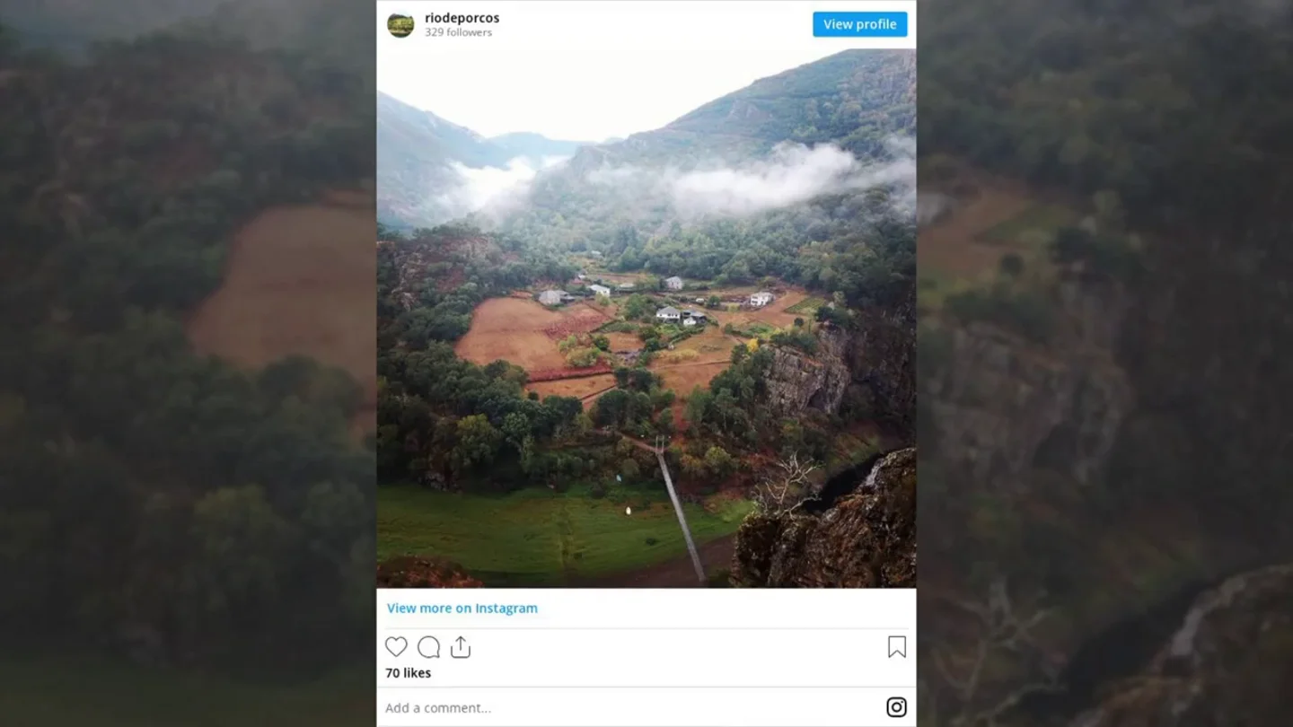 Riodeporcos, pueblo de Asturias al que se accede por un puente colgante El pequeño pueblo de Asturias al que solo se accede cruzando un puente colgante desde Galicia