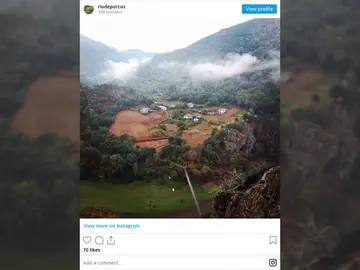 Riodeporcos, pueblo de Asturias al que se accede por un puente colgante Riodeporcos, pueblo de Asturias al que se accede por un puente colgante