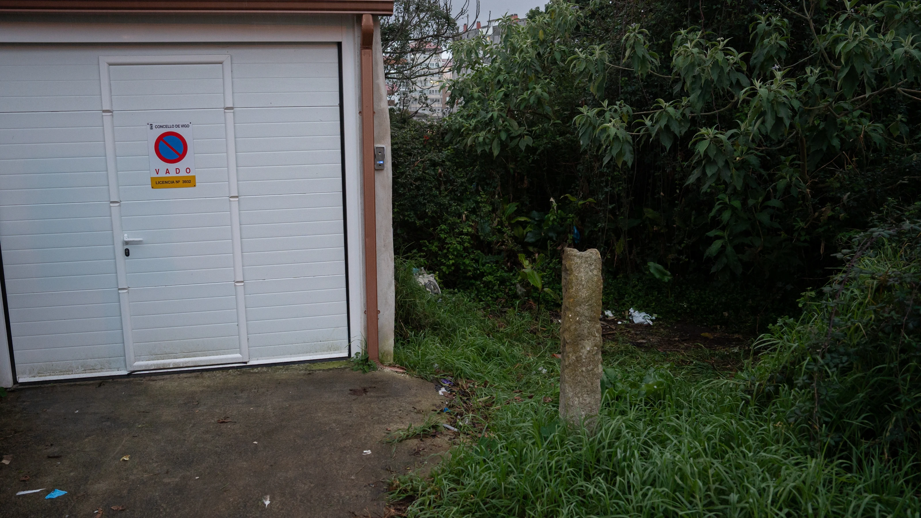 Solar dónde se encontró la maleta con el cadáver de una mujer semidesnuda en su interior, en Vigo.