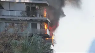 El fuego se ha reavivado en la parte trasera de uno de los edificios calcinados en la calle Maestro Rodrigo de Valencia.