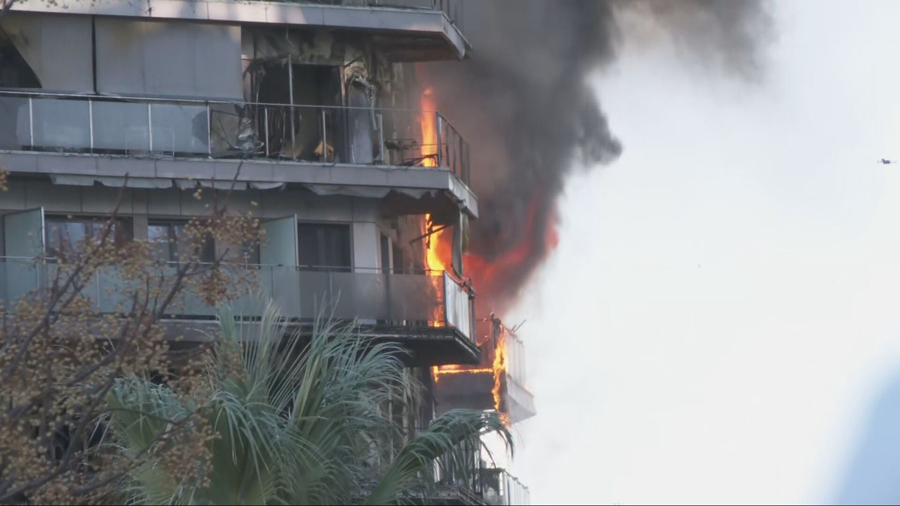 The Valencia fire, live: the fire reignites in the back of the Campanar building