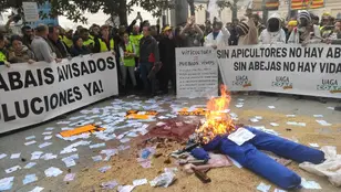 Los manifestantes del sector primario encienden una hoguera frente a la Delegación del Gobierno en Aragón (22 febrero)