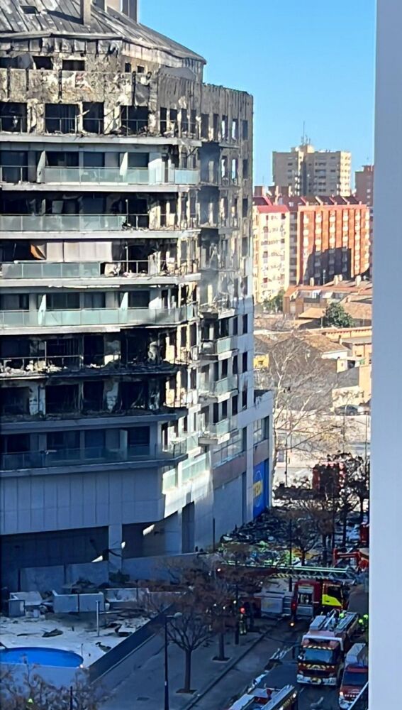 No se observan llamas saliendo del edificio sobre las 11:00 horas