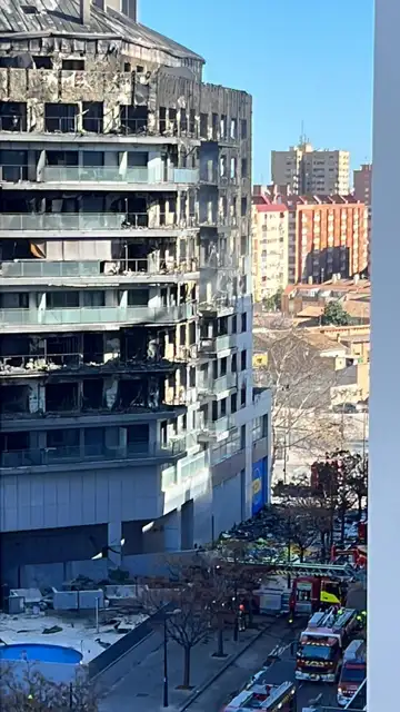 No se observan llamas saliendo del edificio sobre las 11:00 horas No se observan llamas saliendo del edificio sobre las 11:00 horas