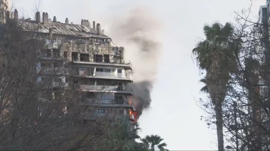 El incendio de Valencia, en directo: el fuego se reaviva en la parte trasera del edificio de Maestro Rodrigo El incendio de Valencia, en directo: el fuego se reaviva en la parte trasera del edificio de Maestro Rodrigo