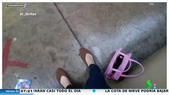 Una adolescente denuncia en redes que a su madre se le ha olvidado ir a recogerla a la escuela: "Estoy sola como un perro" Una adolescente denuncia en redes que a su madre se le ha olvidado ir a recogerla a la escuela: "Estoy sola como un perro"