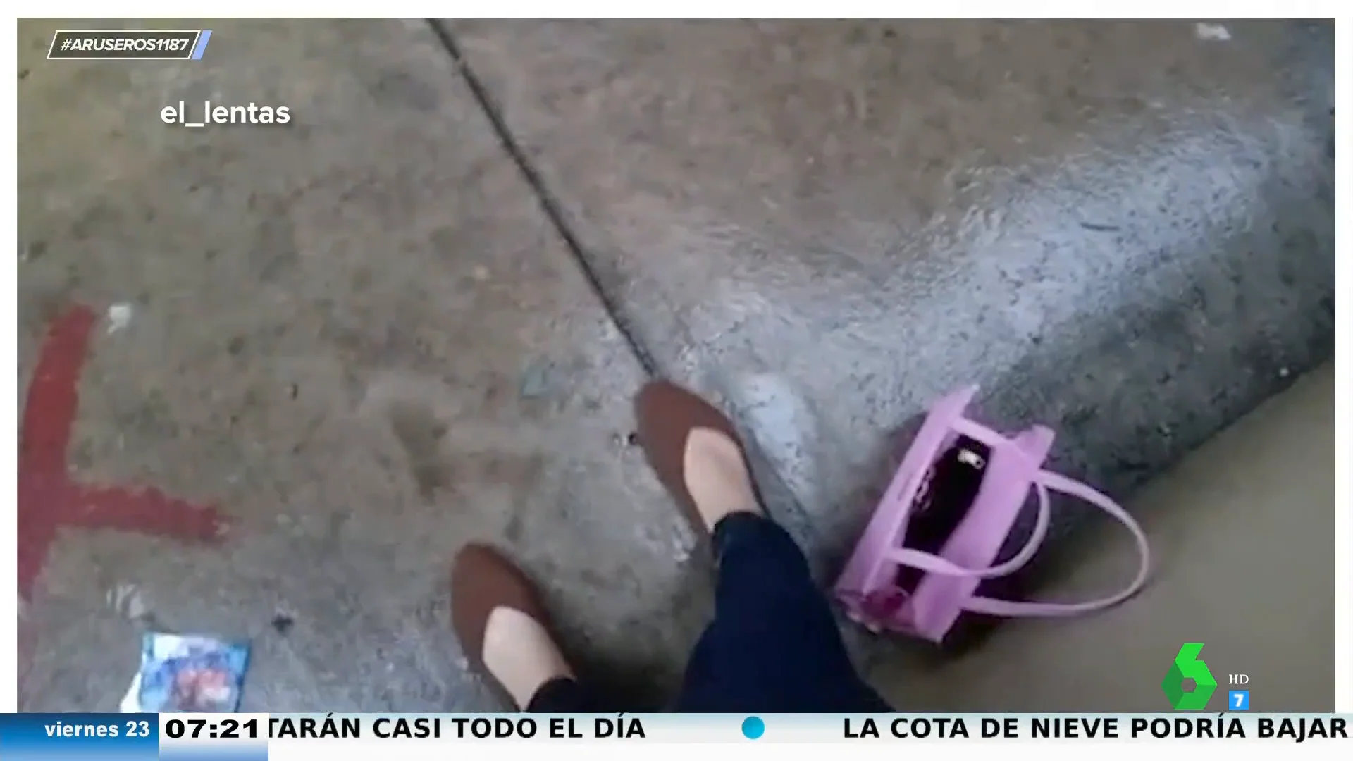 Una adolescente denuncia en redes que a su madre se le ha olvidado ir a recogerla a la escuela: "Estoy sola como un perro"