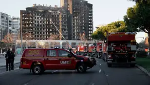 Imagen del edificio de Valencia después de que los bomberos hayan dado por "controlado" el incendio