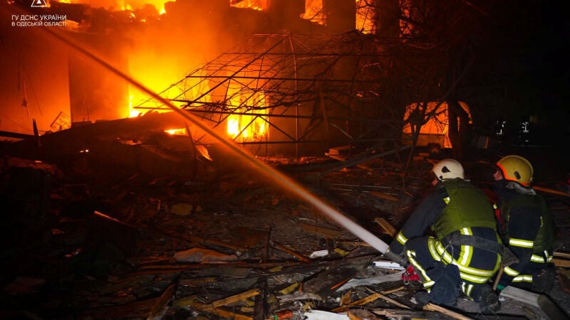 incendio tras un ataque ruso con drones y misiles en Odesa, Ucrania.