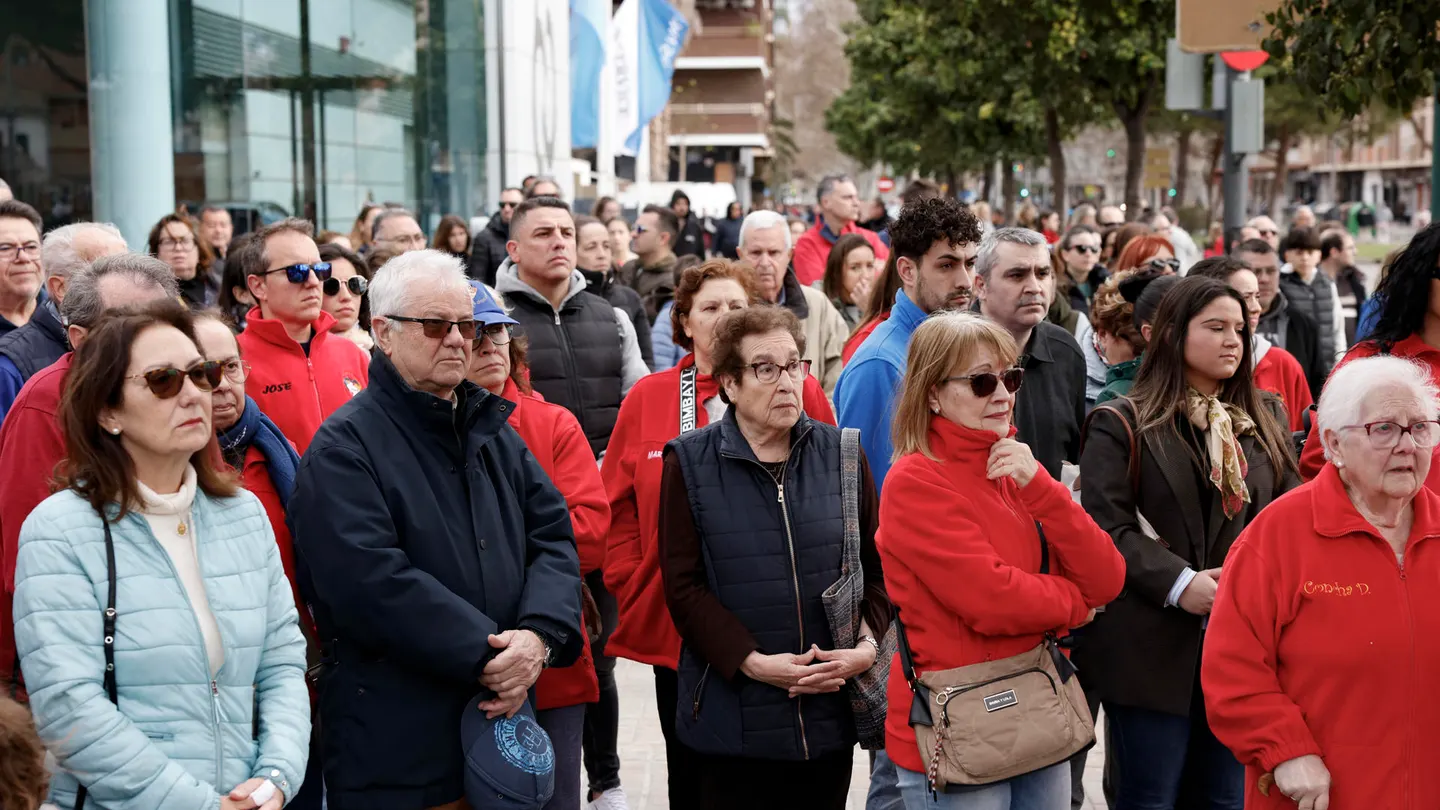 Centenares de personas guardan silencio por los fallecidos en el incendio de Valencia Centenares de personas guardan silencio por los fallecidos en el incendio de Valencia