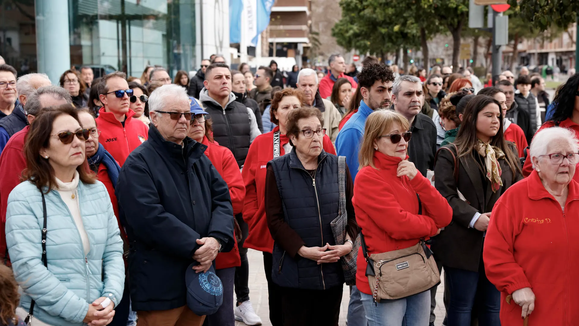 Centenares de personas guardan silencio por los fallecidos en el incendio de Valencia