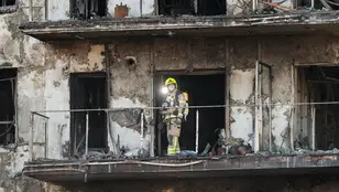Un bombero trabaja este sábado en el edificio incendiado en el barrio de Campanar de València. 