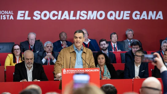 Sánchez promete ser "implacable" con la corrupción "venga de donde venga y caiga quien caiga" Sánchez promete ser "implacable" con la corrupción "venga de donde venga y caiga quien caiga"