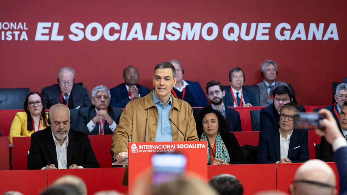 Sánchez promete ser "implacable" con la corrupción "venga de donde venga y caiga quien caiga" Sánchez promete ser "implacable" con la corrupción "venga de donde venga y caiga quien caiga"
