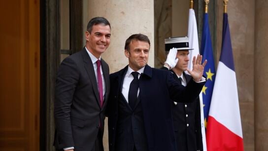 El presidente franc&eacute;s Emmanuel Macron saluda al primer ministro espa&ntilde;ol Pedro S&aacute;nchez 