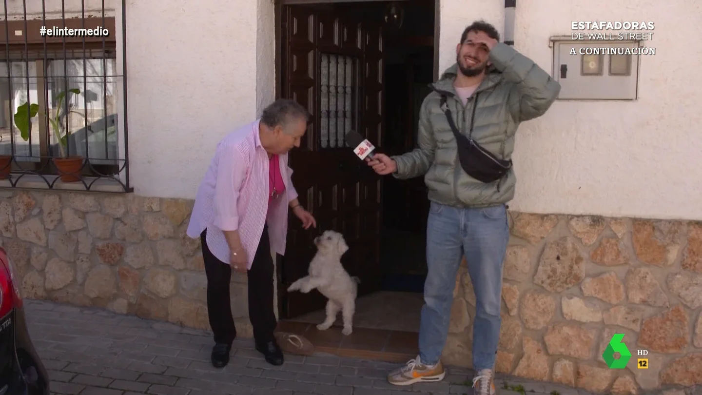 La reacción de Isma Juárez al ver cómo una perra le lleva las zapatillas a su dueña En busca de artistas en Olmeda de las Fuentes, un pueblo de Madrid repleto de pintores y escultores, entre otros, Isma Juárez se encuentra en este vídeo con Manoli, una vecina que asegura que su talento es cantar y tiene una perra llena de sorpresas.