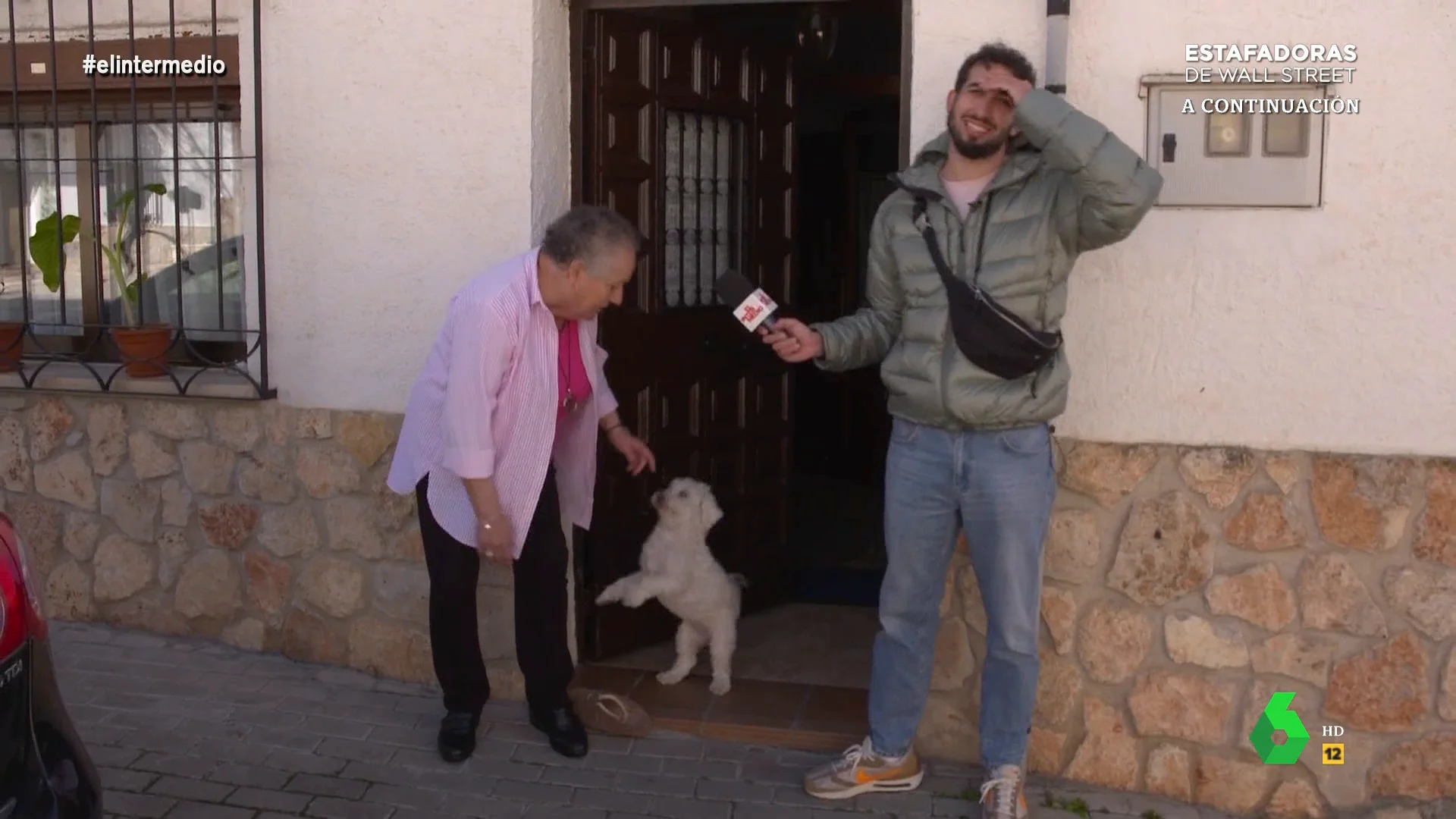 En busca de artistas en Olmeda de las Fuentes, un pueblo de Madrid repleto de pintores y escultores, entre otros, Isma Juárez se encuentra en este vídeo con Manoli, una vecina que asegura que su talento es cantar y tiene una perra llena de sorpresas.