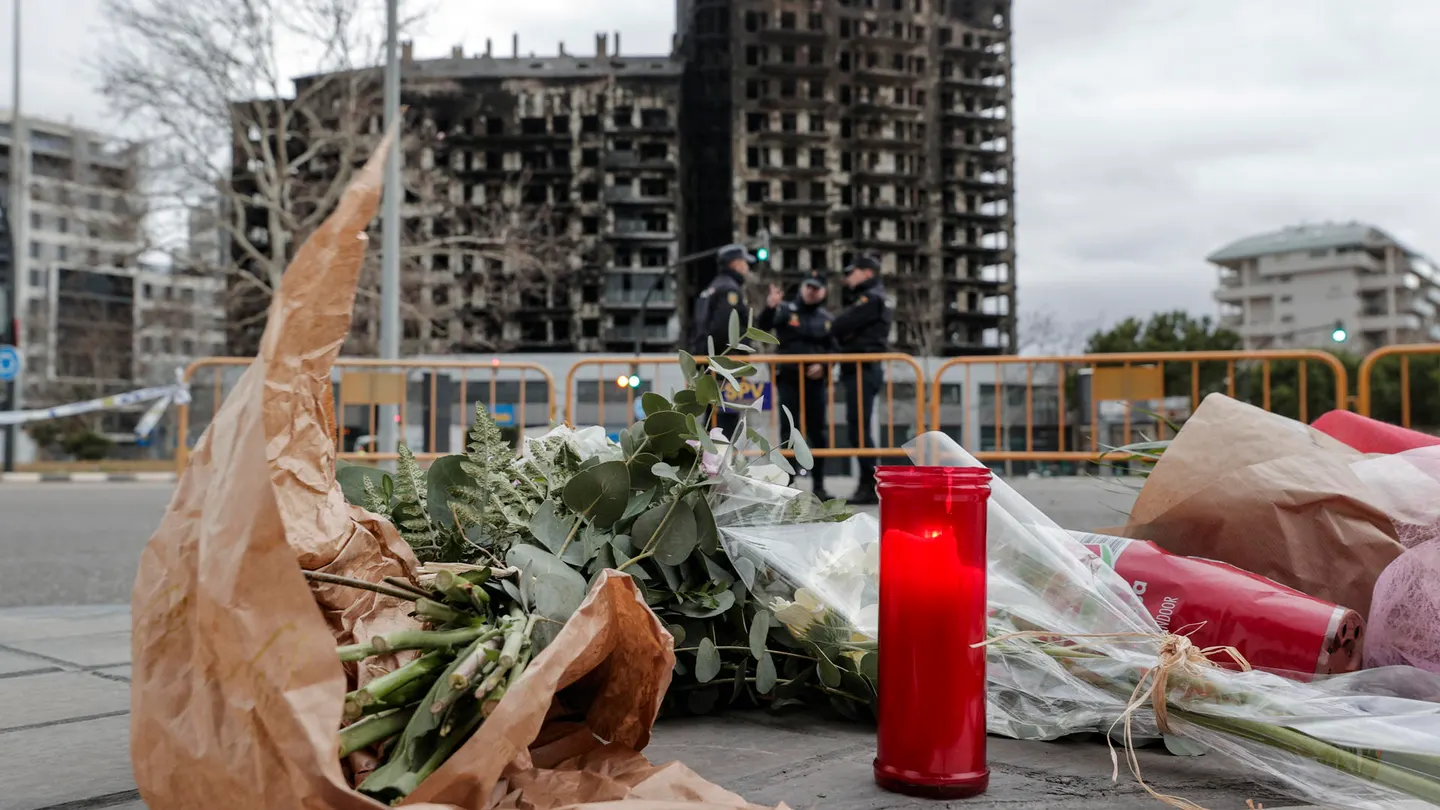 Flores y velas ante el edificio incendiado en Campanar, Valencia. Flores y velas ante el edificio incendiado en Campanar, Valencia.