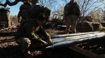 Soldados ucranianos preparándose para disparar lanzacohetes 9P132 Grad-P (Partizan) en la zona de Zaporiyia, Ucrania. 