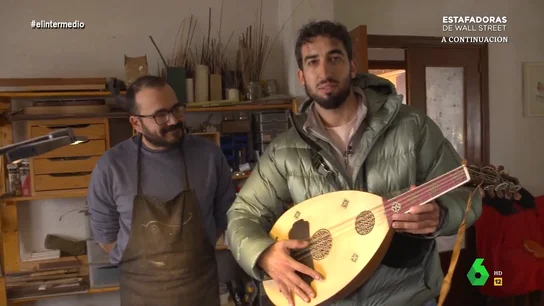 Isma Juárez, a un lutier del 'pueblo de los artistas' Isma Juárez visita Olmeda de las Fuentes, el 'pueblo de los artistas' de Madrid. En este vídeo habla con un lutier que vende sus creaciones en Internet y le pide ayudarle: "Una vez más voy a beneficiarme del trabajo de otro", comenta el reportero.