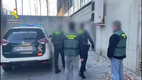 Detenidos la madre y el padrastro de una niña de 12 años que iban a obligar a casarse por 3.000 euros Detenidos la madre y el padrastro de una niña de 12 años que iban a obligar a casarse por 3.000 euros