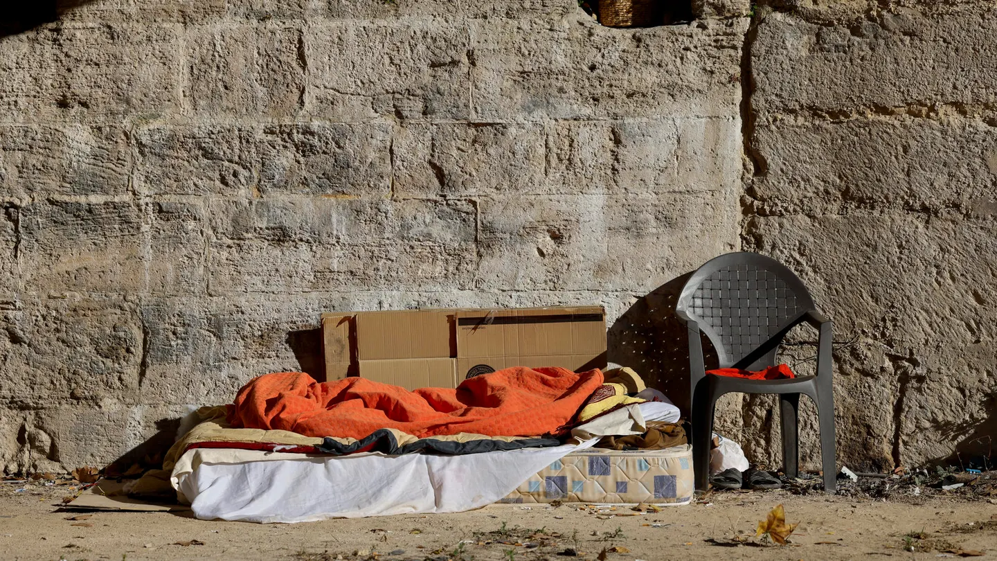 Imagen de archivo del detalle de la vivienda improvisada bajo un puente de una persona sin hogar Imagen de archivo del detalle de la vivienda improvisada bajo un puente de una persona sin hogar