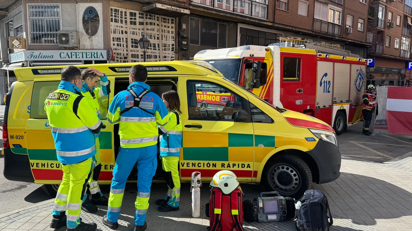 Efectivos de Emergencias Madrid intervienen en el lugar en el que un trabajador ha muerto tras caerle encima un muro de hormigón Efectivos de Emergencias Madrid intervienen en el lugar en el que un trabajador ha muerto tras caerle encima un muro de hormigón