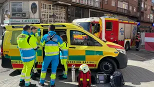 Efectivos de Emergencias Madrid intervienen en el lugar en el que un trabajador ha muerto tras caerle encima un muro de hormigón